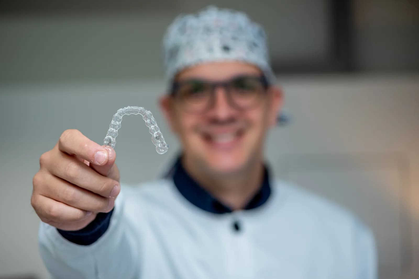 Dr. Gustavo Ballester segurando um alinhador invisível