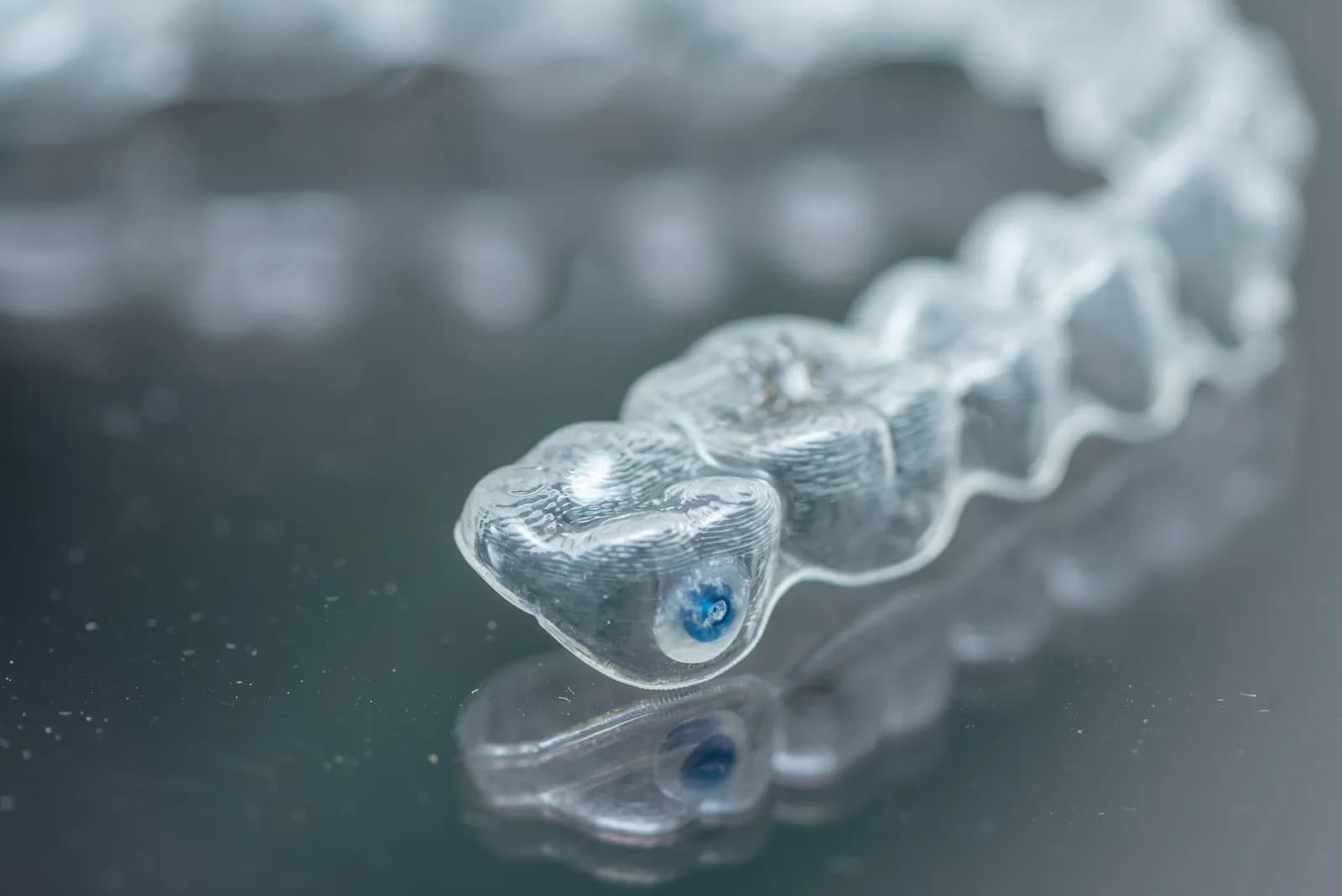 Alinhador invisível transparente em detalhe